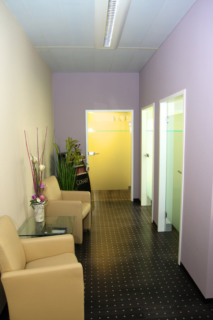 Moderne Wartezimmer mit beigen Sesseln und Blumen