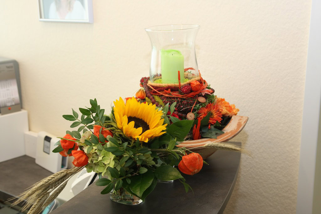 Herbstlicher Blumenstrauß mit Sonnenblume und Kerze