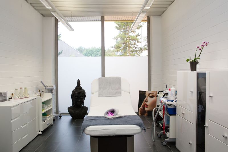 Kosmetikstudio mit Behandlungsstuhl und Buddha-Statue