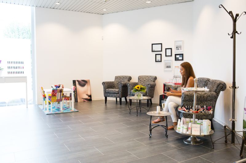 Wartebereich im Schönheitssalon mit Sitzgelegenheiten.