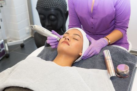 Kosmetikbehandlung, Gesichtsmassage im Wellness-Spa