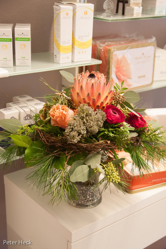 Blumenstrauß in Glasvase auf einem Ladentisch