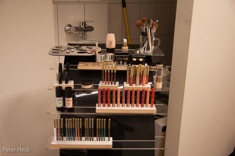 Make-up-Produkte auf einem Regal im Badezimmer