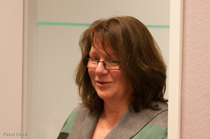 Lächelnde Frau mit Brille im Büro