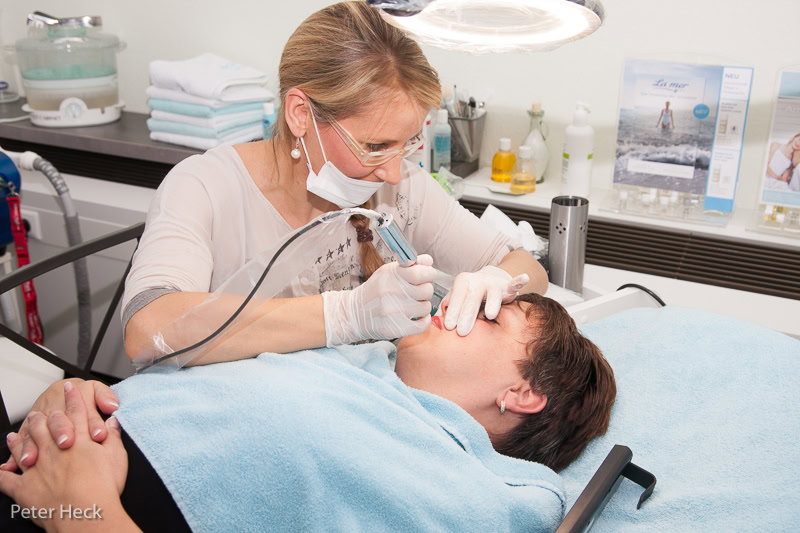 Kosmetikerin bei Gesichtsbehandlung im Spa