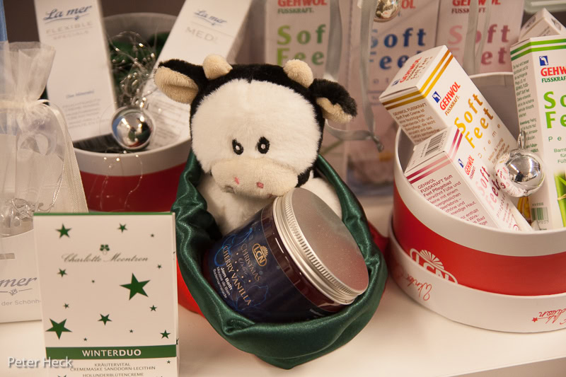 Geschenkbox mit Kuscheltier und Pflegeprodukten